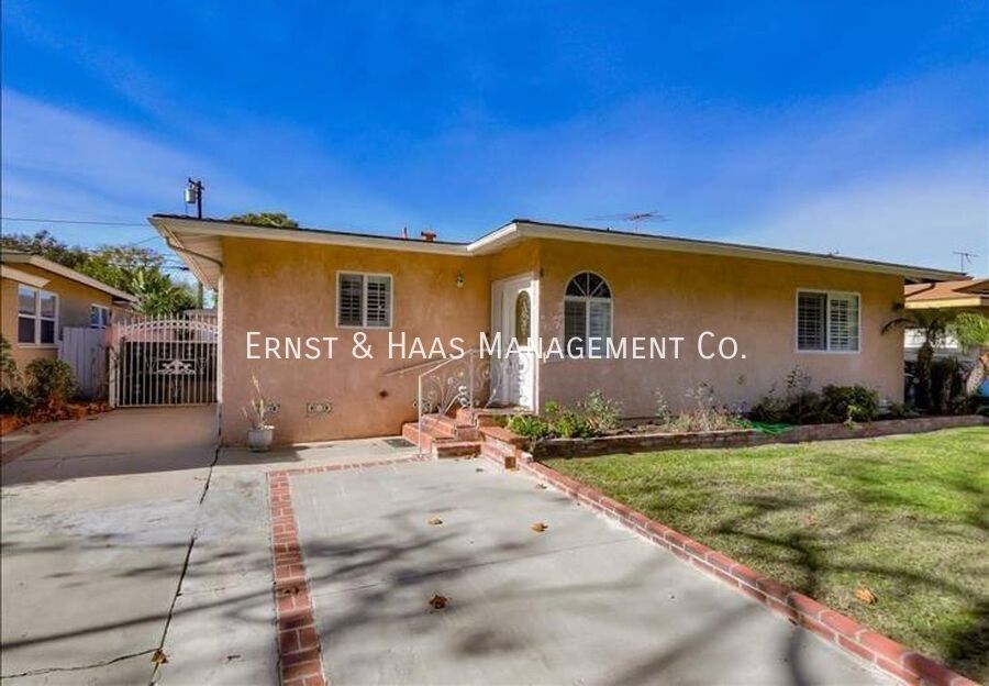 Foto principal - Beautiful 4 Bedroom 2 Bath Home in Prime L...