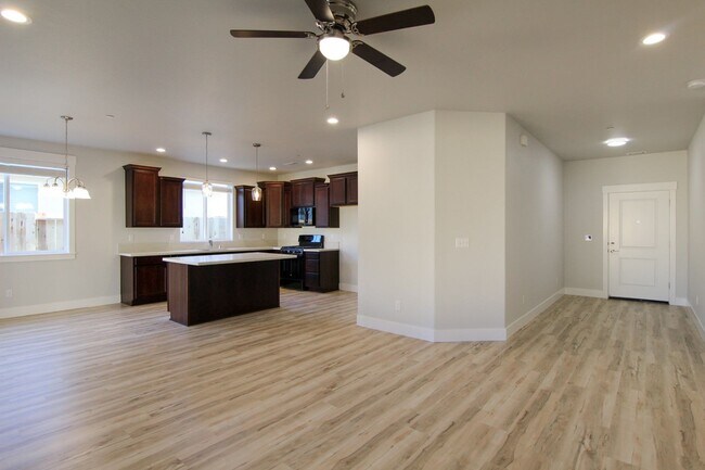 Foto del edificio - New Home for Rent in Redding CA | Solar, 2 Car Garage, Covered Patio, No Pets