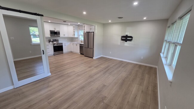 Building Photo - 413 Hickory Ln