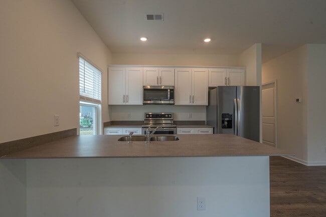 Foto del edificio - Beautiful newly constructed 3 bed and 2.5 bath townhouse with garage in the heart of jonesborough.