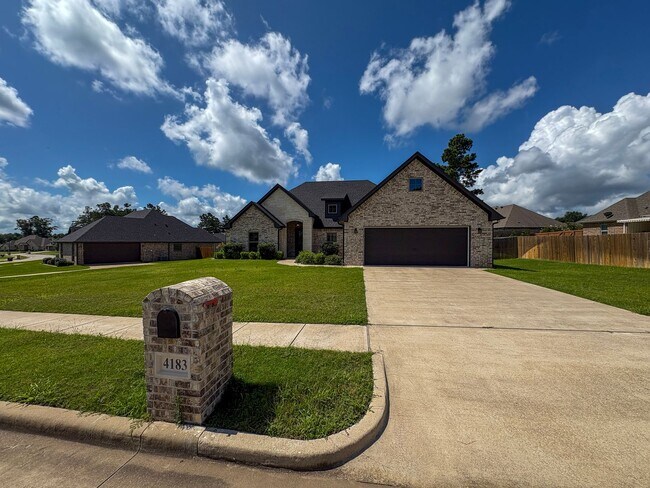 Foto del edificio - Available Now! Gorgeous 4 Bedroom 3 Bath i...