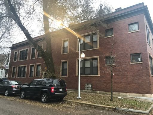 Primary Photo - 3762 N Kenmore Ave