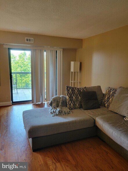 Foto del edificio - 8370 Greensboro Dr