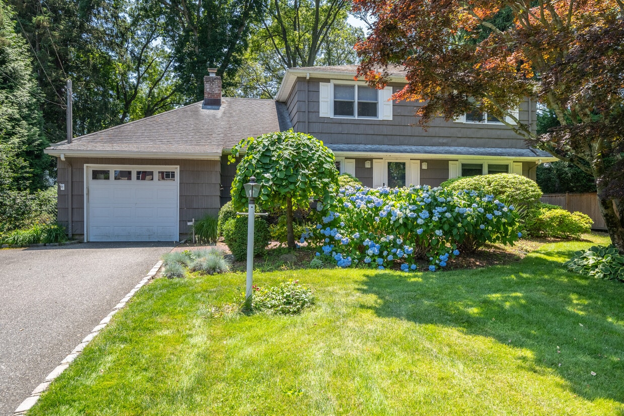 Photo - 19 Severin Pl (Halesite, NY)