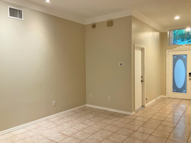 Building Photo - 14911 Rocky Ledge Dr