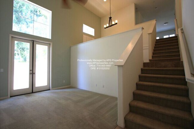 Building Photo - Spacious 3 Bedroom 3.5 Bathroom Multi Leve...