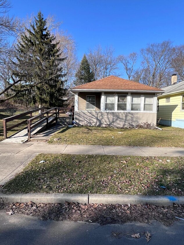 Primary Photo - 1237 Queen St. South Bend