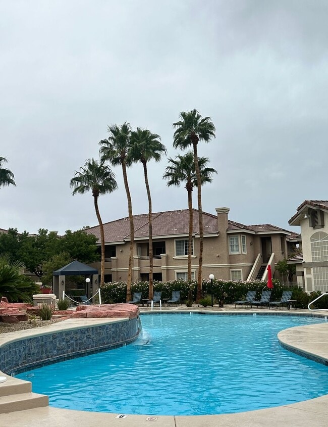 Building Photo - Awesome Two Bedroom/Two Bathroom Condo wit...