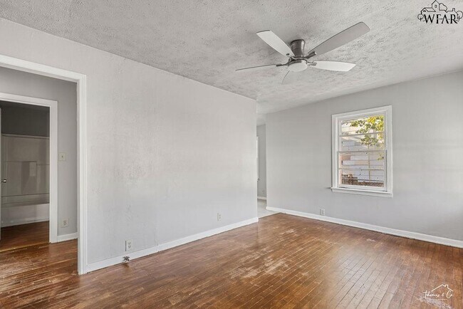Foto del edificio - 1613 Hawes Ave