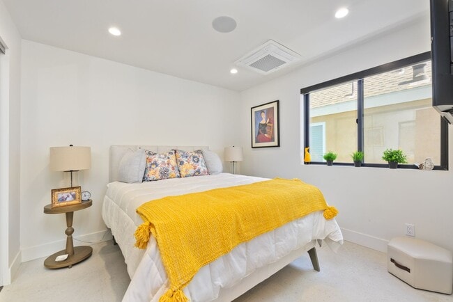 Building Photo - July & August Contemporary 3 Bedroom Condo...