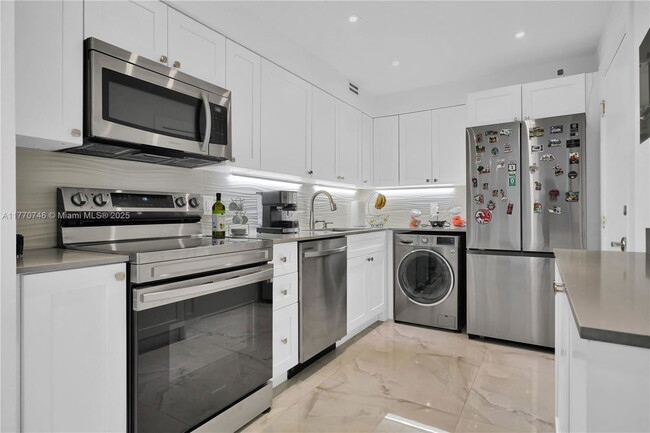 Foto del edificio - 6770 Indian Creek Dr