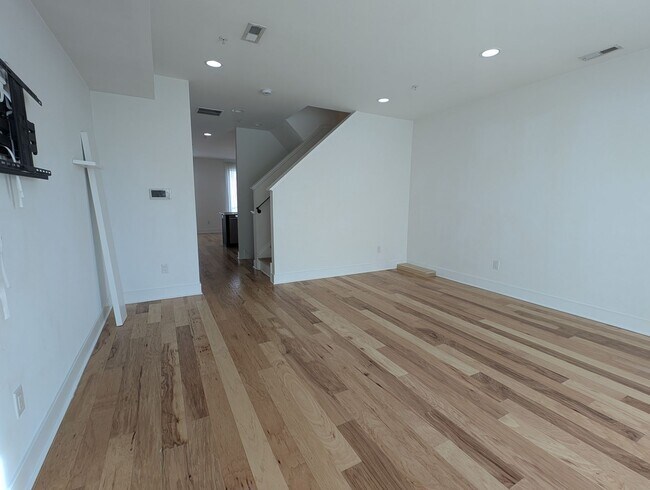 Building Photo - Port Richmond 4 Bedroom