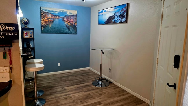 Photo - 4410 N Longview Ave Apartment