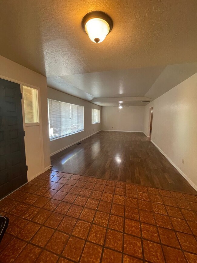 Building Photo - 3 Bed, 2.5 Bath Family Home