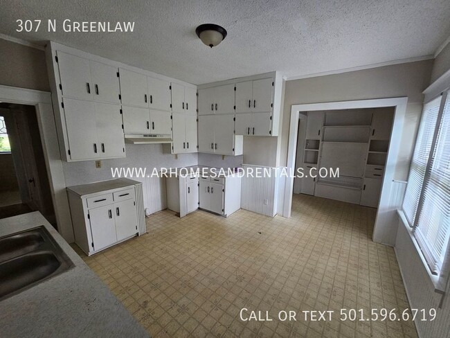 Building Photo - 307 N Greenlaw| $995 | 3 Bed | 2 Bath