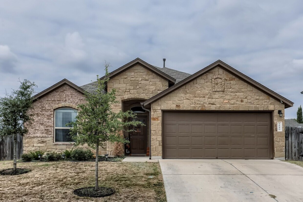 Foto principal - Charming 4BR/2BA One-Level Home with Moder...