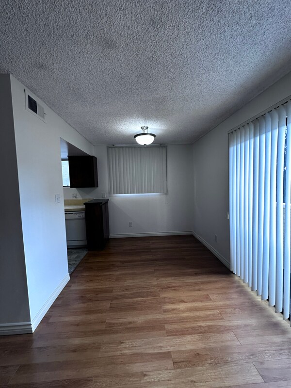 Foto del edificio - 135 N Swall Dr