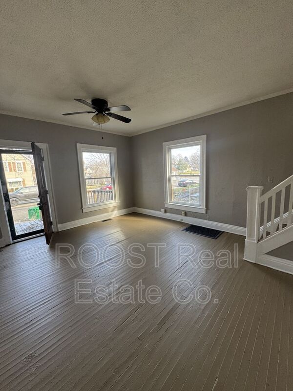 Foto del edificio - 1027 W Pleasant St