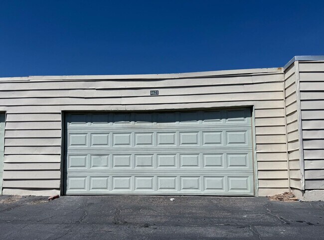 Foto del edificio - 3 Bedroom Townhouse with a 2 car garage an...