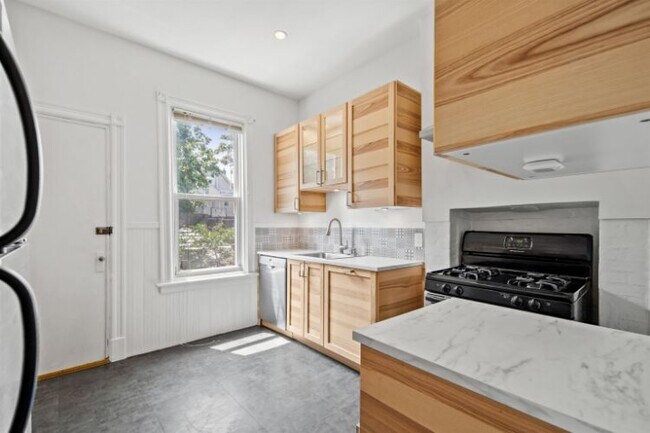 Building Photo - 25 Pearsall Ave