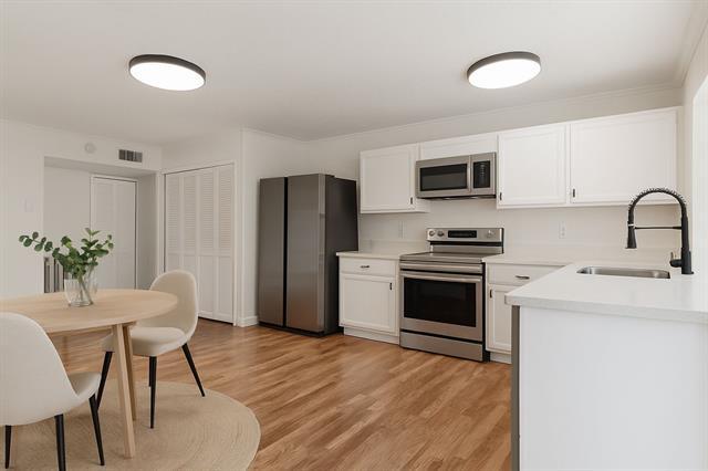 Foto del edificio - 5920 Maple Ln