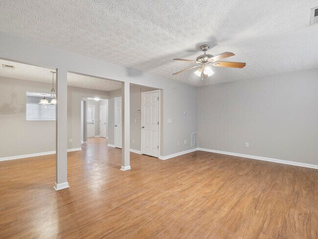 Building Photo - 5635 Union Pointe Dr