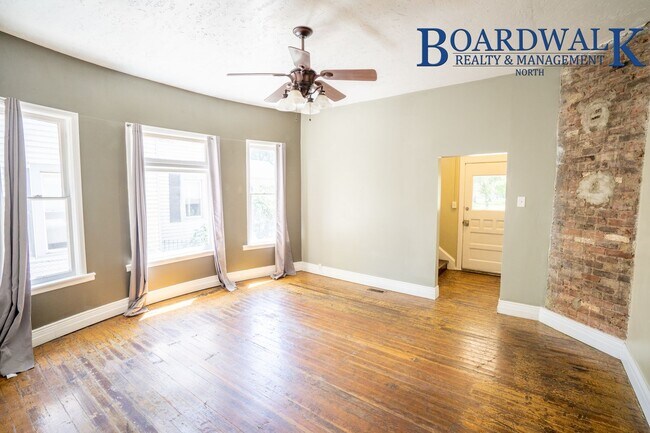 Foto del edificio - 4 Bedroom Victorian Single Family Home