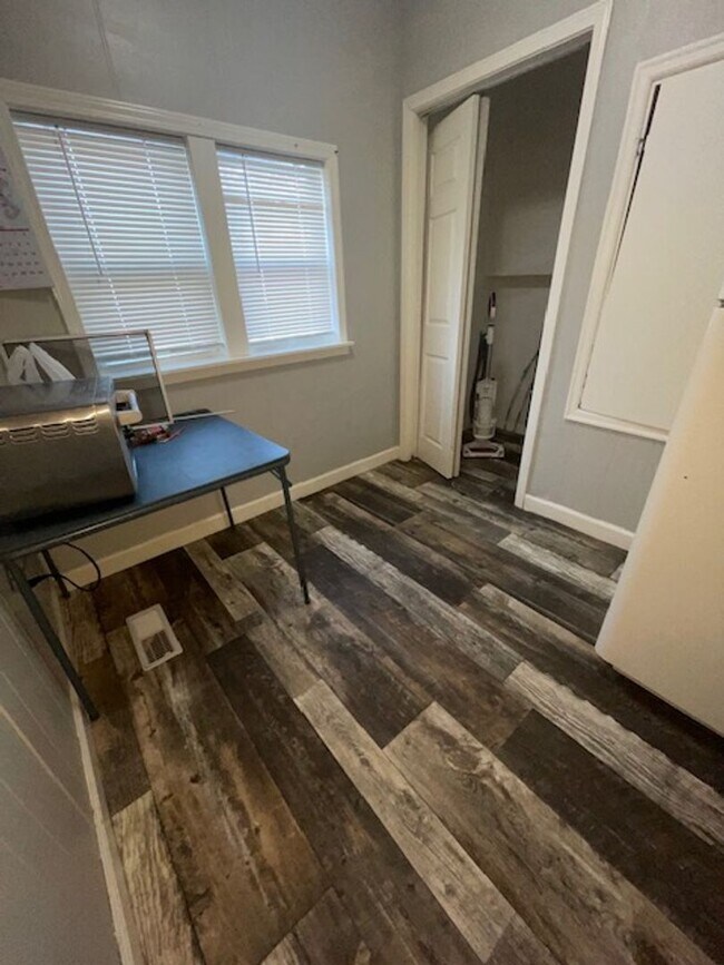 Foto del edificio - Available Now!