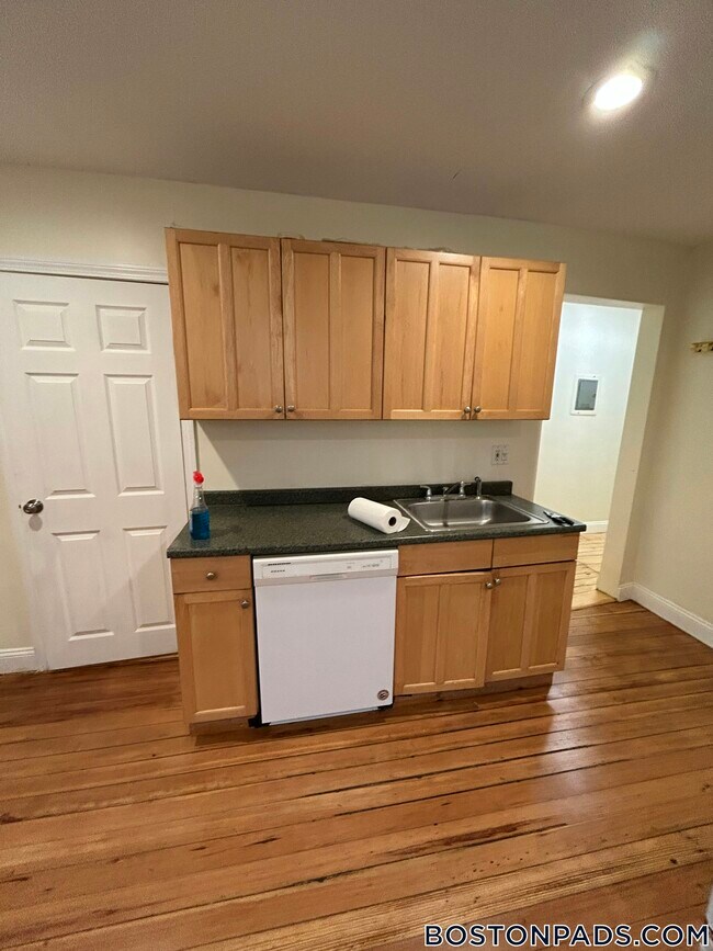 Building Photo - 64 Pleasant St