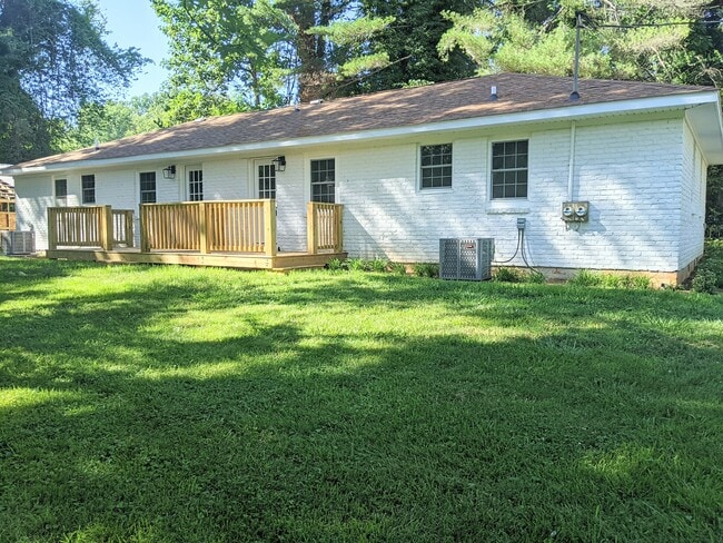 Building Photo - 3200 Windemere Pl