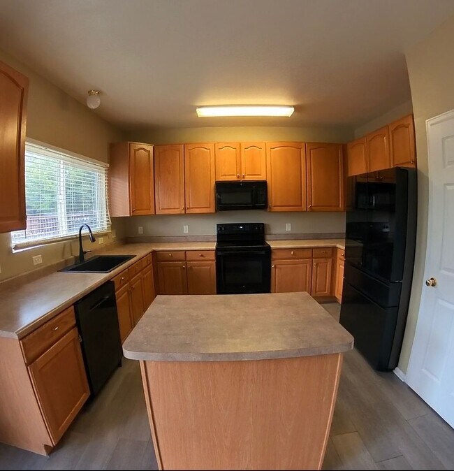 Foto del edificio - 3 bedroom 2.5 bath 2 car garage with A/C