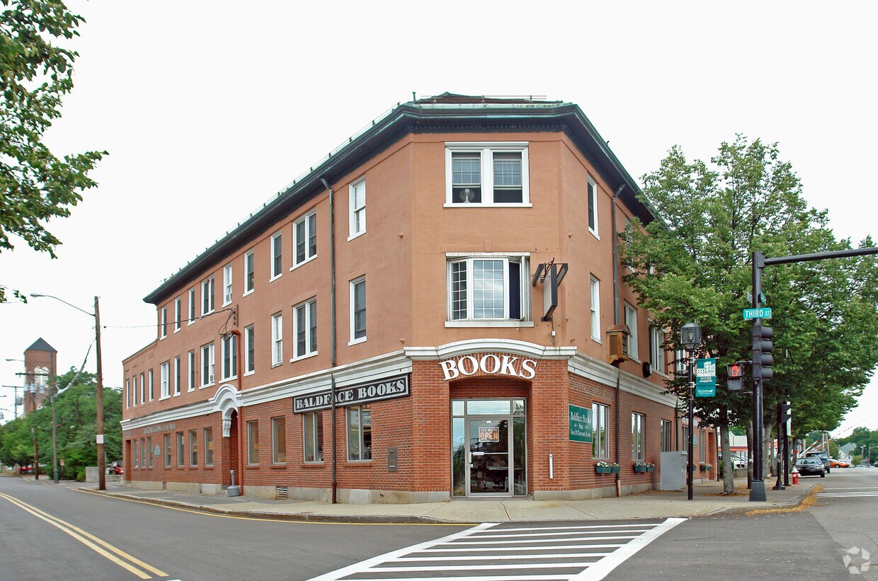 Primary Photo - 488 Central Ave