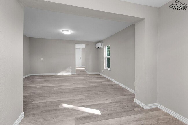 Foto del edificio - 412 E 1st St