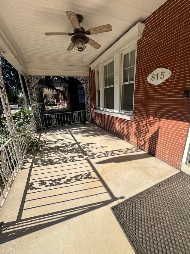 Building Photo - Absolutely BEAUTIFUL 1st fl Apartment in t...