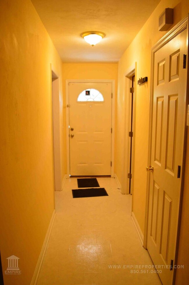 Building Photo - Spacious Townhouse off Hartsfield Road