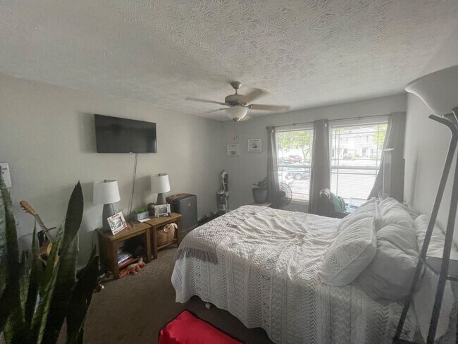 Foto del edificio - 2414 Lake Park Rd