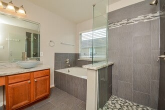 Building Photo - 16021 Summerville Lake Dr