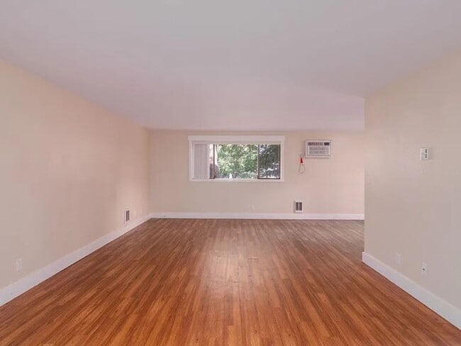 Building Photo - 4 Bed, 2 Bath Duplex Next to EWU!