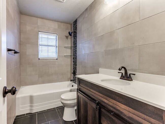 Building Photo - Spacious 4 bedroom in Edmond!