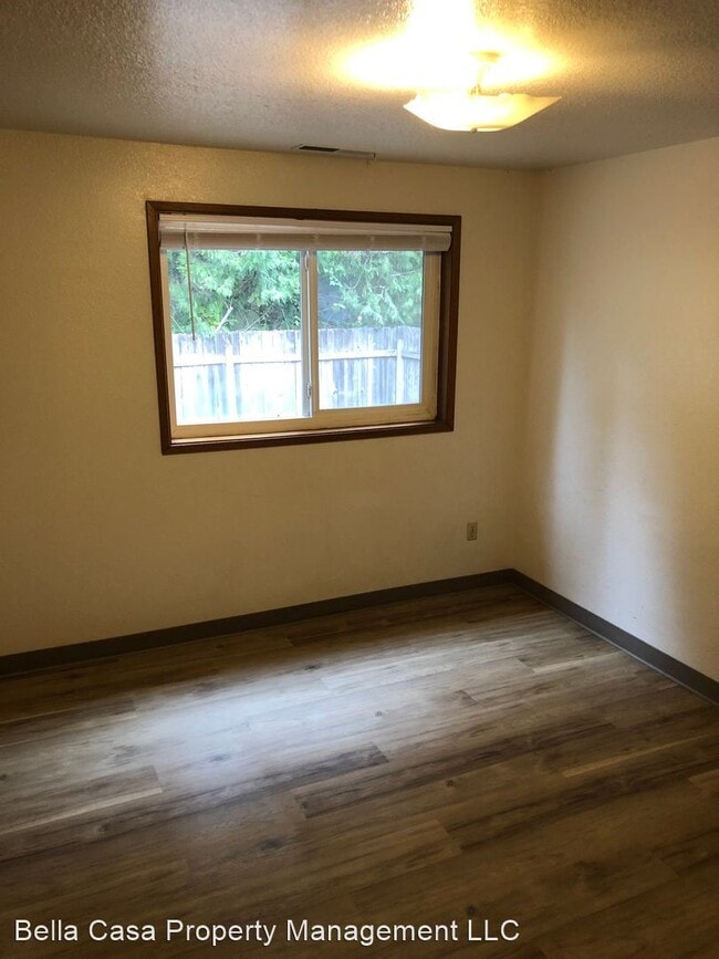 Building Photo - 3 br, 2 bath House - 920 SE Zee Court