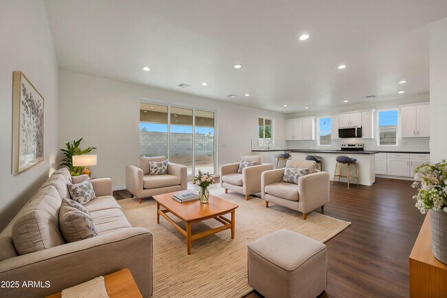 Foto del edificio - 921 E Desert Ln