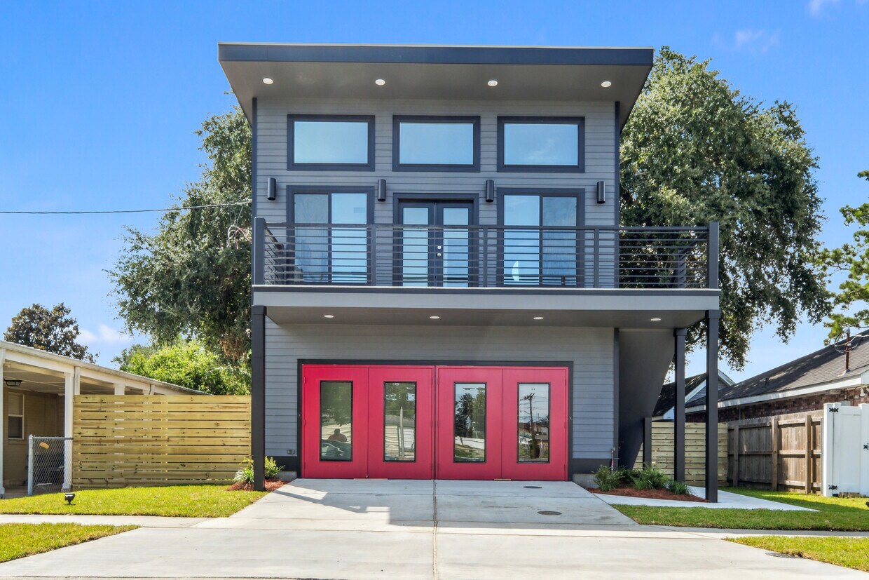 Primary Photo - 428 W Solidelle St
