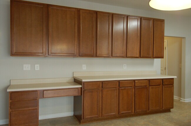 Building Photo - 2213 Pear Tree Ln