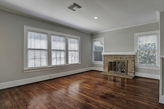 Building Photo - 2 Bedroom House in Allen Parkway
