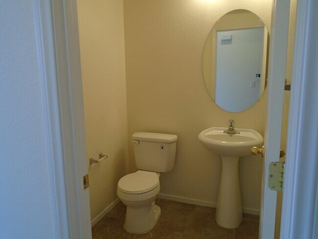 Foto del edificio - Spacious 4-Bedroom Home with Modern Update...