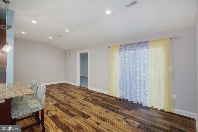 Building Photo - 422 Thornridge Dr