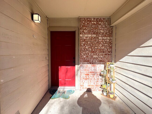 Foto del edificio - Two Stories, 2 Bedrooms 1.5 Baths Condo for Rent in Central Austin, Downtown, S Lamar and Hwy 290