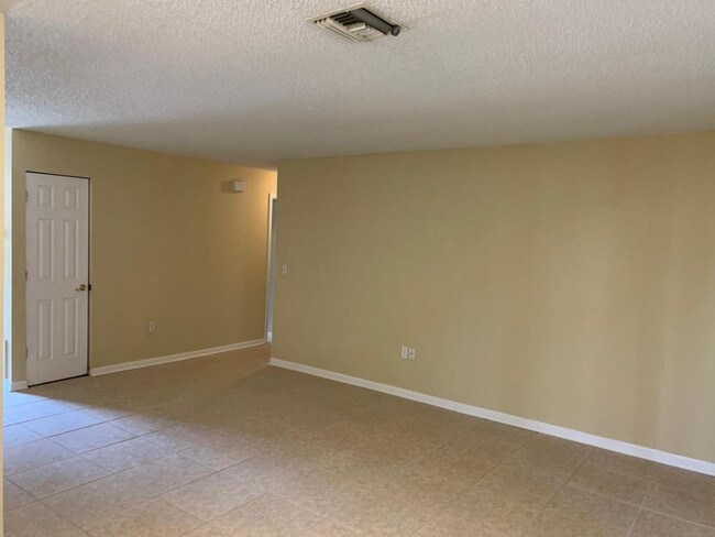 Building Photo - 2208 Crystal Grove Ln