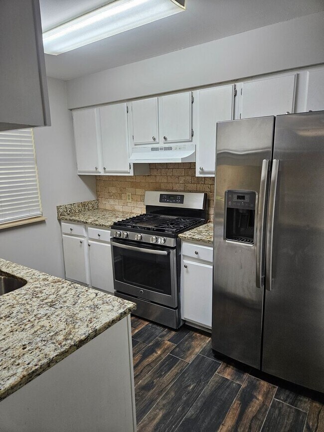 Building Photo - Don't miss out on this 2 bed 2.5 bath cond...