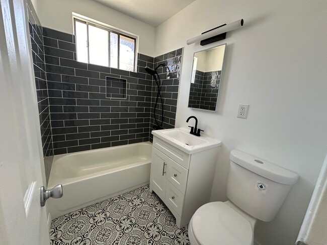 Building Photo - 1001 N Gay St